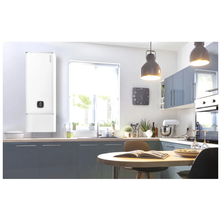 Chauffe-eau électrique connecté Linéo - 2400W - Carré vertical mural - 120L - 5 personnes - Blanc - ambiance cuisine